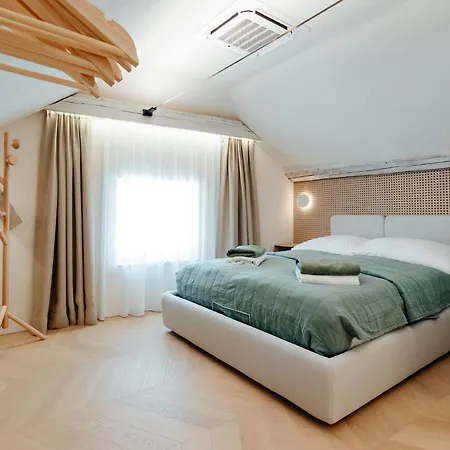 Apartmanovy Dom Bisou - Trojicne Namestie Апартаменты *