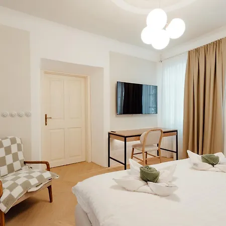Apartmanovy Dom Bisou - Trojicne Namestie Апартаменты *
